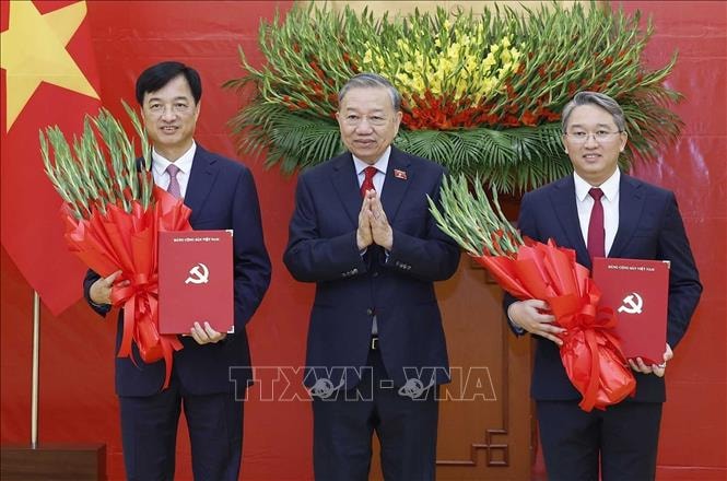 vna_potal_bo_chinh_tri_phan_cong_bo_nhiem_truong_ban_to_chuc_trung_uong_va_chanh_van_phong_trung_uong_dang_stand.jpg