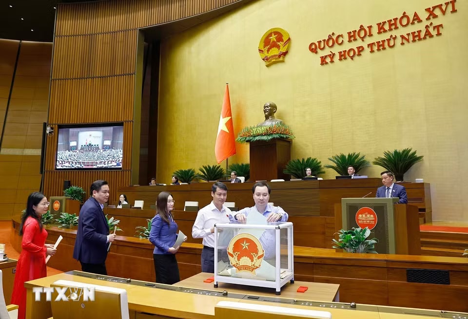 Đại biểu Quốc hội bỏ phiếu phê chuẩn Thẩm phán Tòa án nhân dân Tối cao, Phó Thủ tướng Chính phủ, Bộ trưởng và thành viên khác của Chính phủ. (Ảnh: Doãn Tấn/TTXVN)