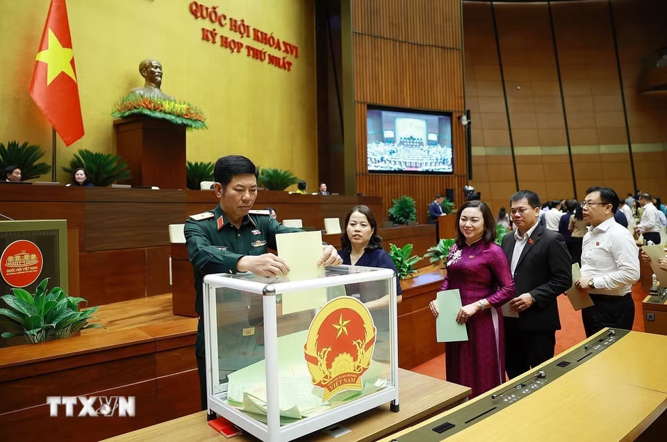 Đại biểu Quốc hội bỏ phiếu phê chuẩn Thẩm phán Tòa án nhân dân Tối cao, Phó Thủ tướng Chính phủ, Bộ trưởng và thành viên khác của Chính phủ. (Ảnh: Dương Giang/TTXVN)