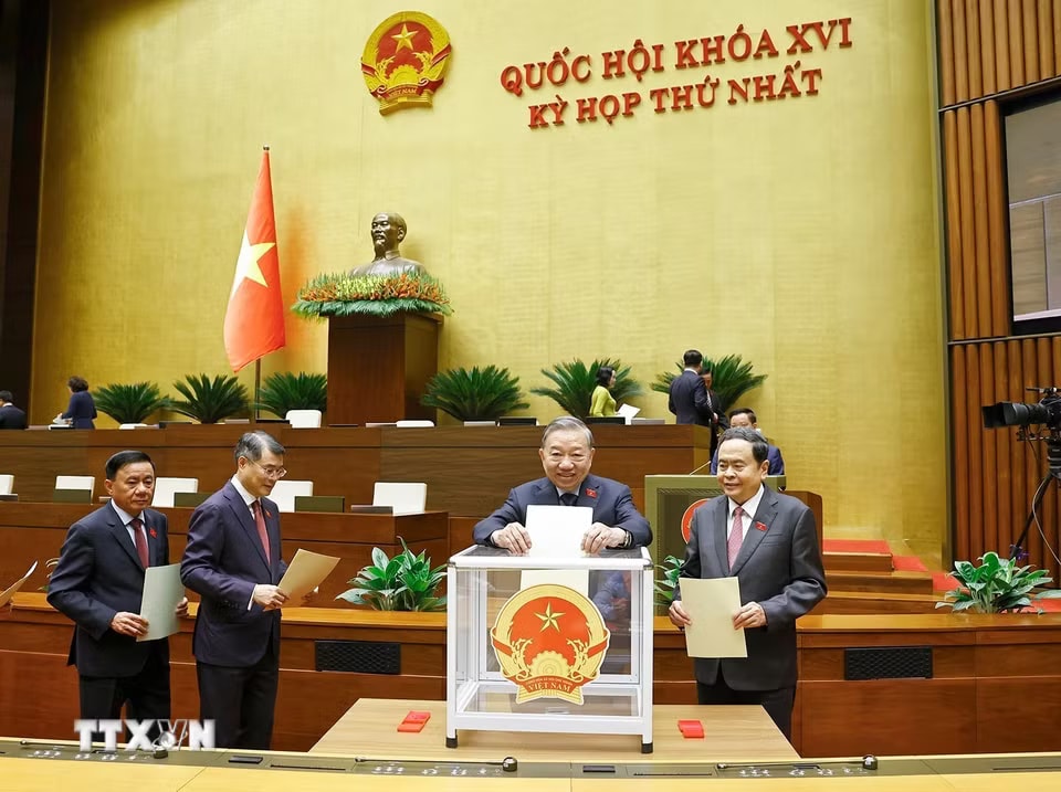 Tổng Bí thư, Chủ tịch nước Tô Lâm cùng các đồng chí lãnh đạo, đại biểu bỏ phiếu phê chuẩn Thẩm phán, Phó Thủ tướng Chính phủ, Bộ trưởng và thành viên khác của Chính phủ. (Ảnh: Doãn Tấn/TTXVN)