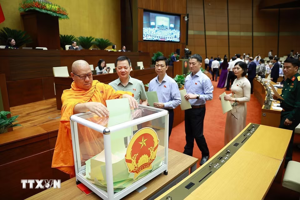 Đại biểu Quốc hội bỏ phiếu phê chuẩn Thẩm phán Tòa án nhân dân Tối cao, Phó Thủ tướng Chính phủ, Bộ trưởng và thành viên khác của Chính phủ. (Ảnh: Dương Giang/TTXVN)