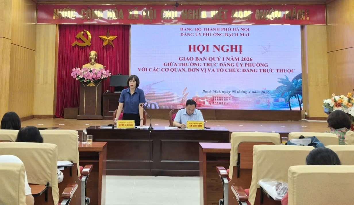 Phó Bí thư Đảng ủy, Chủ tịch UBND phường Bạch Mai Nguyễn Thị Thu Hiền điều hành thảo luận