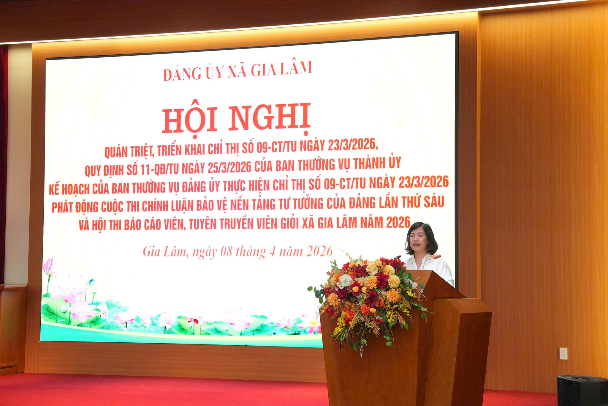 Đồng chí Lưu Thị Ngọc Yến, Ủy viên Thường vụ Đảng ủy, Trưởng ban Xây dựng Đảng Đảng ủy xã Gia Lâm quán triệt một số nội dung quan trọng tới các