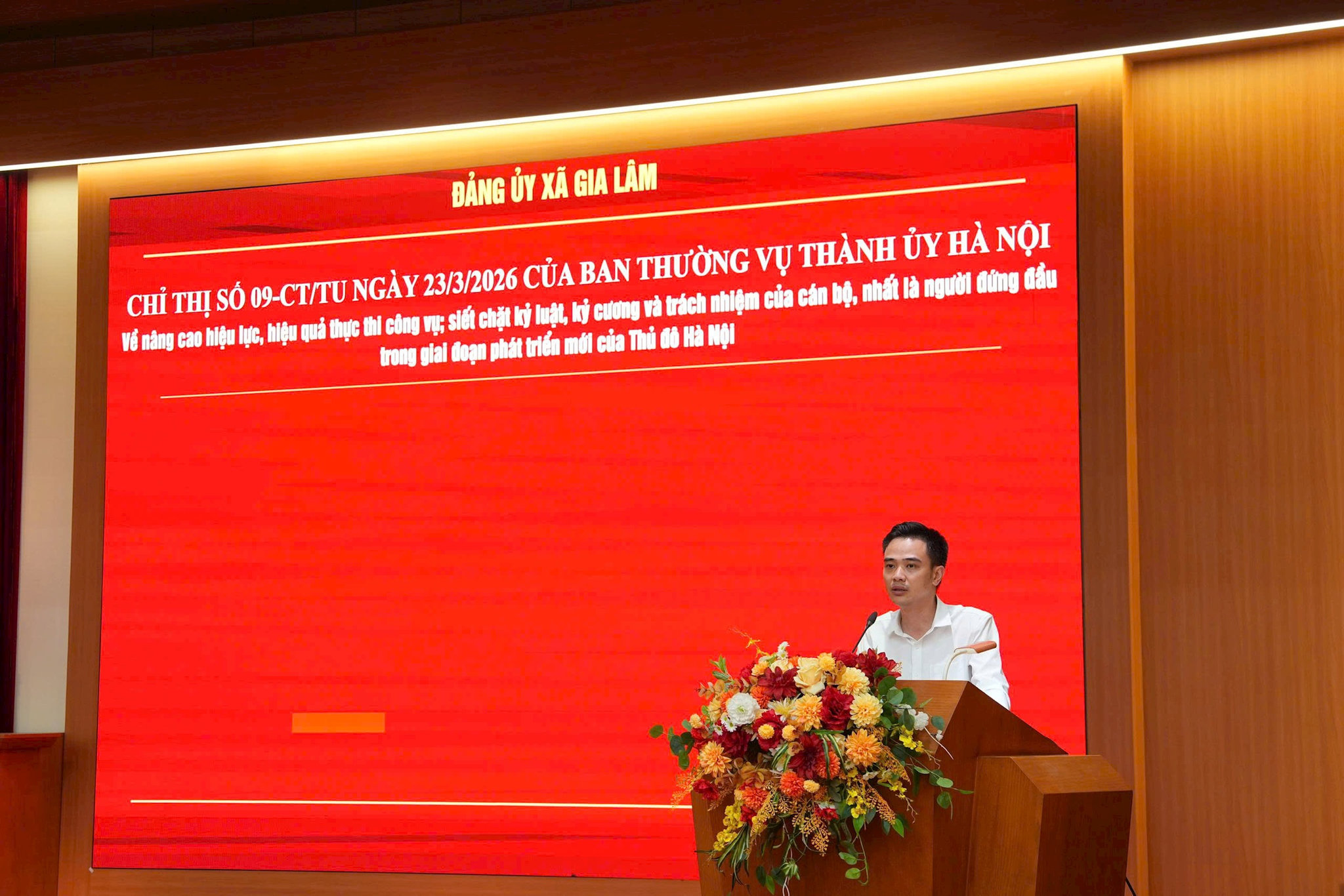 Đồng chí Nguyễn Duy Khánh - Ủy viên Ban Thường vụ, Chánh Văn phòng Đảng ủy xã Gia Lâm quán triệt Chỉ thị số 09-CT/TU tới các đại biểu