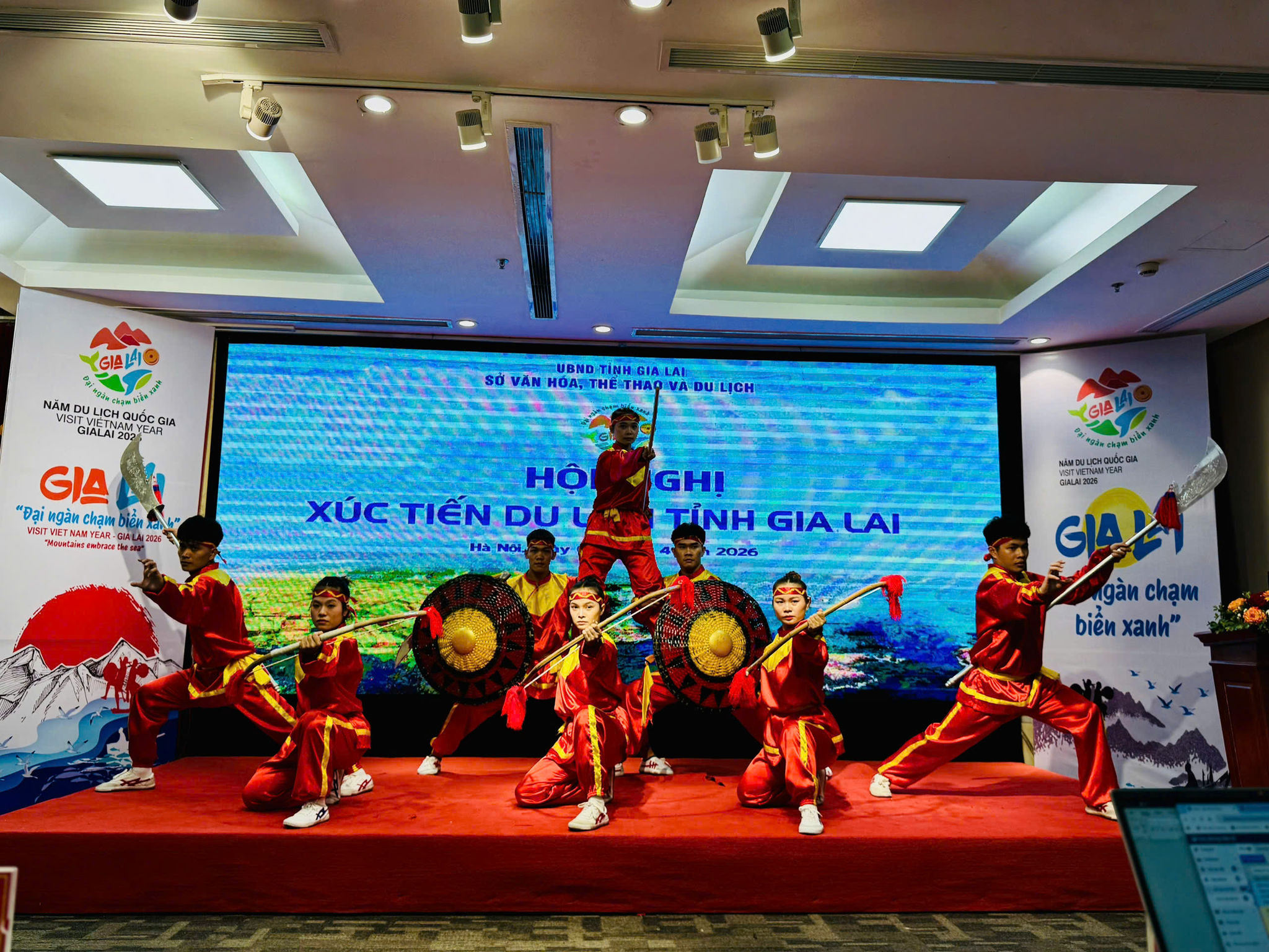 Giới thiệu võ cổ truyền Bình Đình. Ảnh: Hoàng L