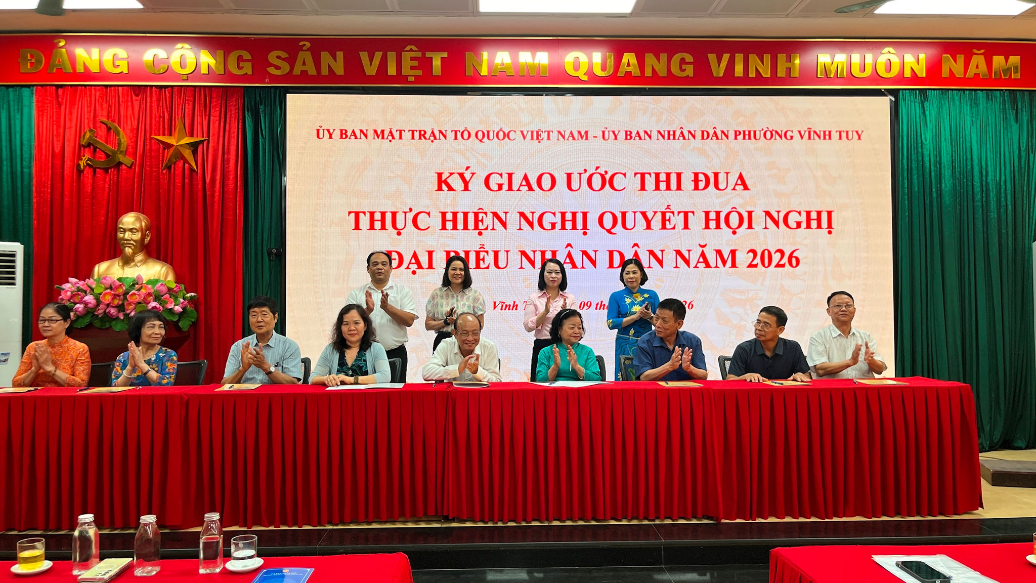 Lãnh đạo Đảng ủy, HĐND, UBND và Ủy ban MTTQ phường chứng kiến lễ ký kết giao ước thi đua của 45 Ban công tác Mặt trận.