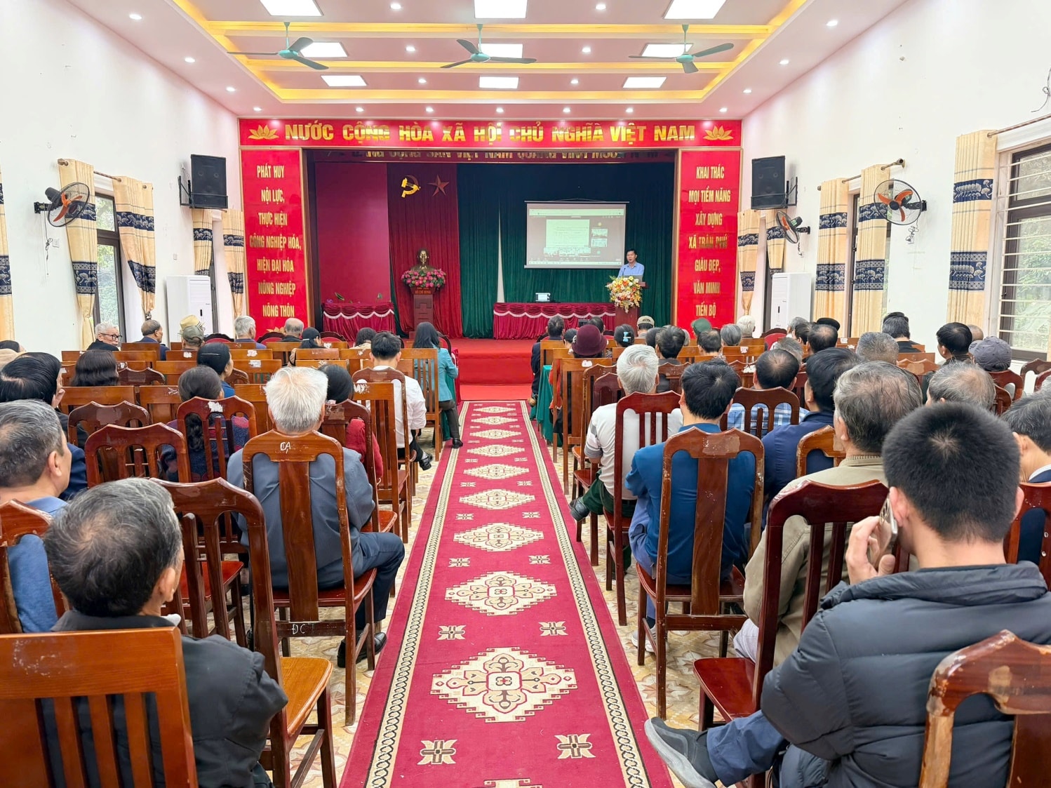 viec-to-chuc-hoi-nghi-nghien-cuu-quan-triet-nghi-quyet-dai-hoi-xiv-cua-dang-va-cac-nghi-quyet-cua-bo-chinh-tri-duoc-xa-tran-phu-trien-khai-nghiem-tuc-gop-phan-nang-cao-chat-luong-lanh-dao.jpeg