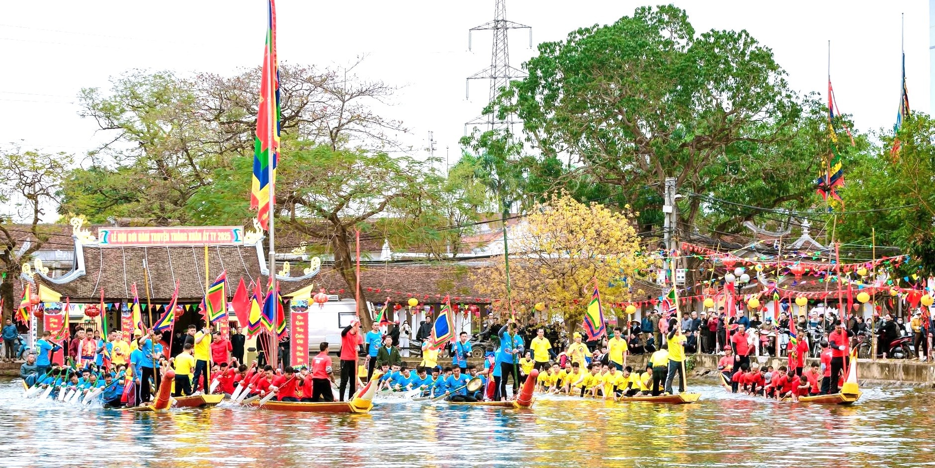 Cuộc thi bơi chải trên sông Pheo tại lễ hội bơi Đăm. Ảnh ĐH 