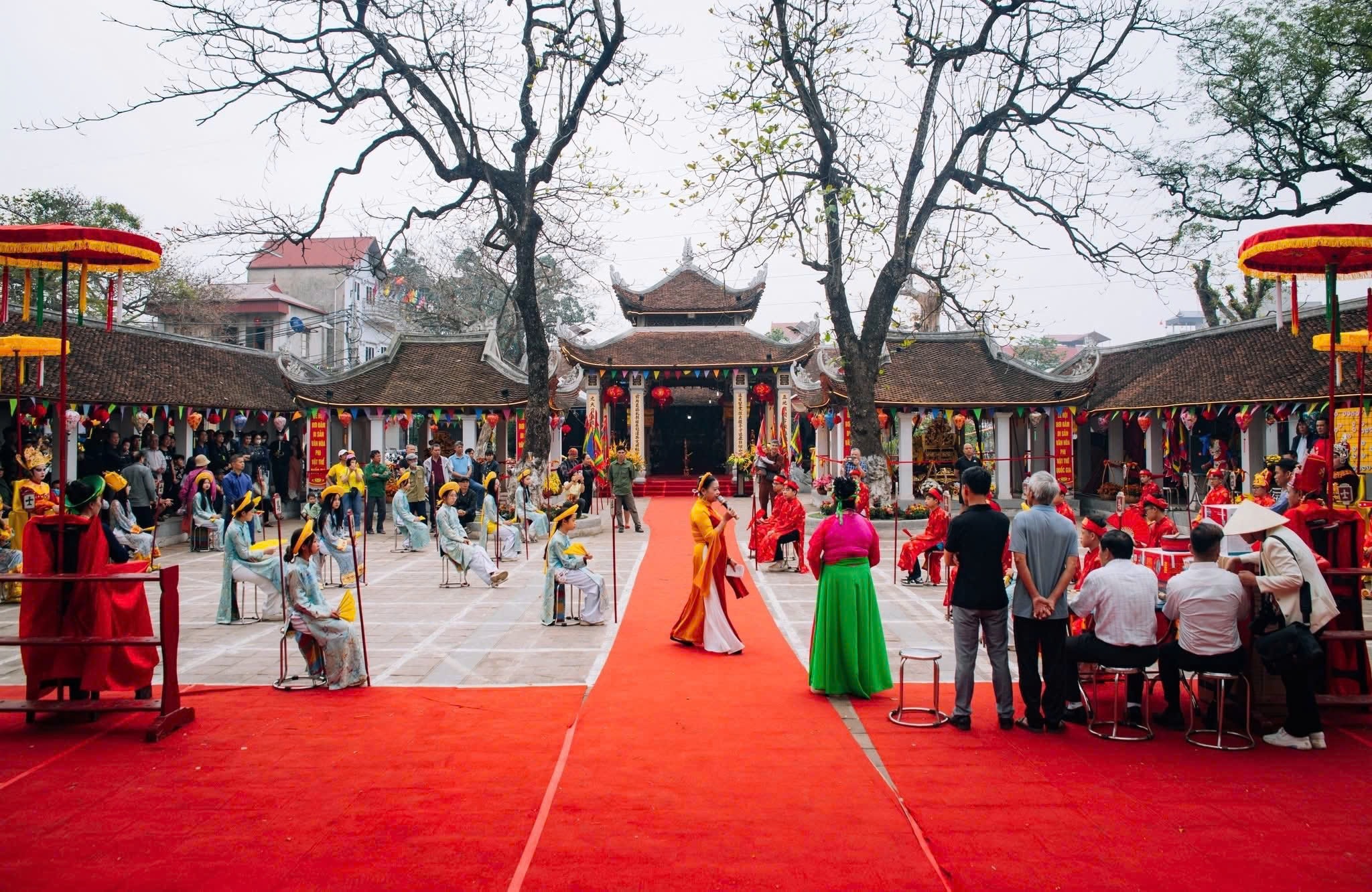Hội thi cờ người - một trong các trò chơi dân gian đặc sắc tại Lễ hội bơi Đăm. Ảnh ĐH