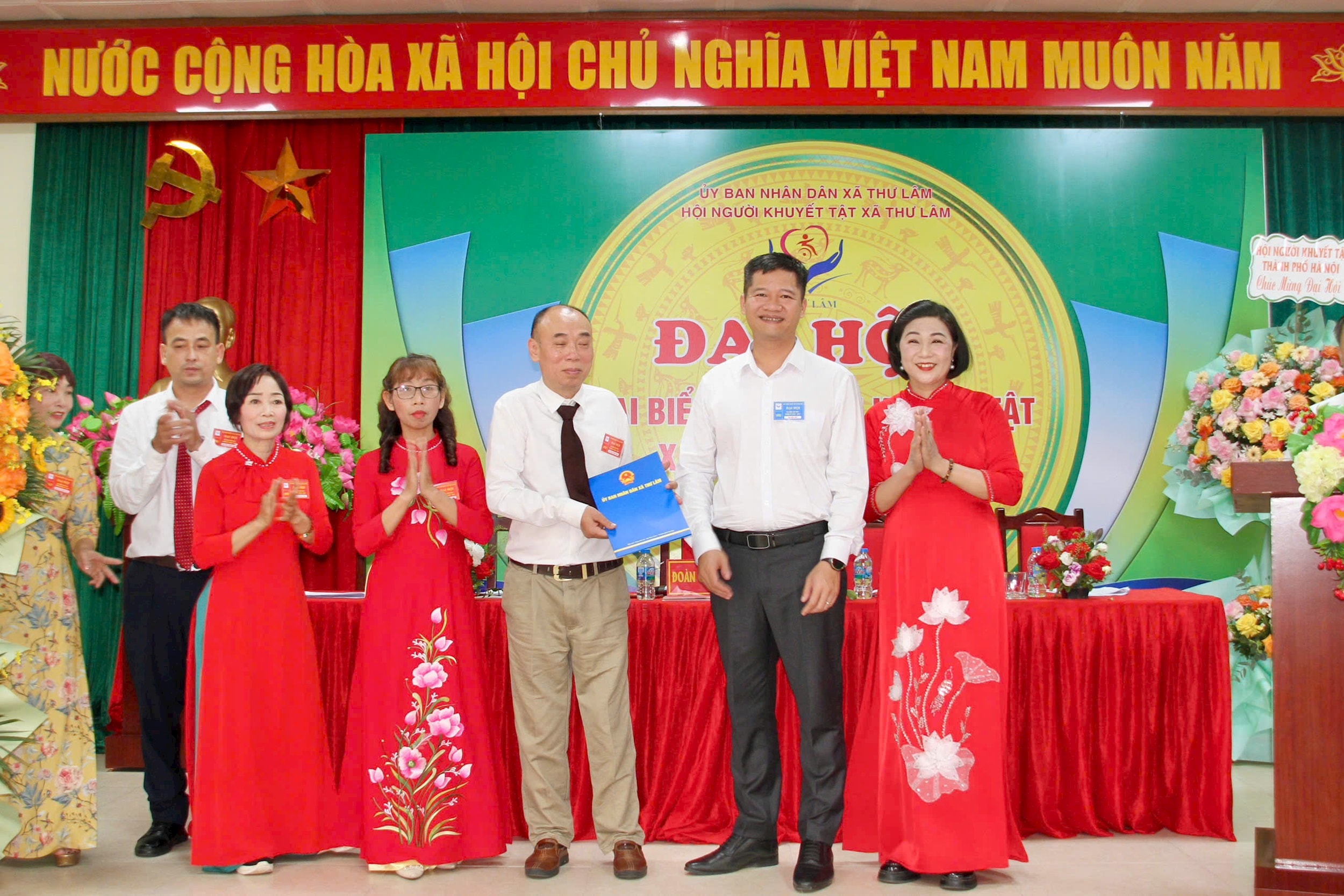 Phó Chủ tịch UBND xã Thư Lâm Nguyễn Thành Luân trao quyết định thành lập Hội Người khuyết tật xã. Ảnh: Thành Luân