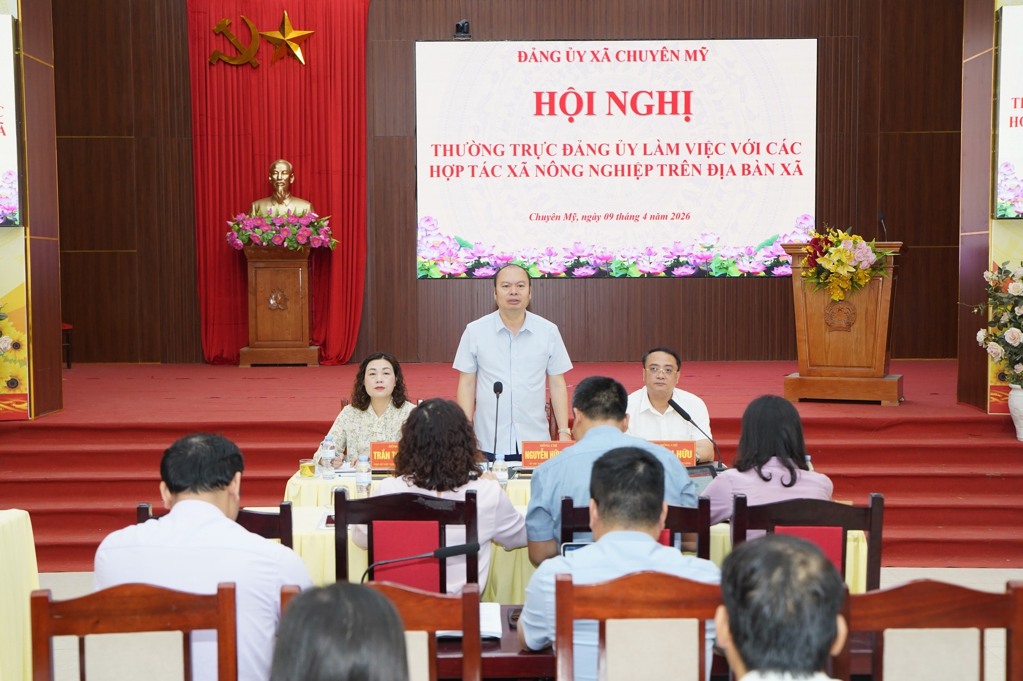 Bí thư Đảng ủy, Chủ tịch HĐND xã Chuyên Mỹ Nguyễn Hữu Chi phát biểu tại hội nghị. Ảnh: Minh Lộc