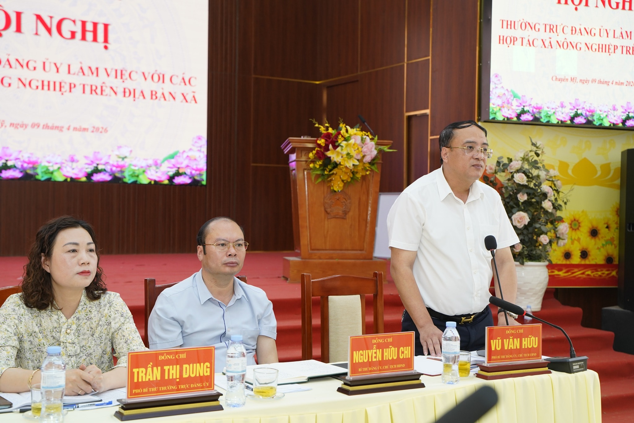 Phó Bí thư Đảng ủy, Chủ tịch UBND xã Chuyên Mỹ Vũ Văn Hữu phát biểu tại hội nghị. Ảnh: M
