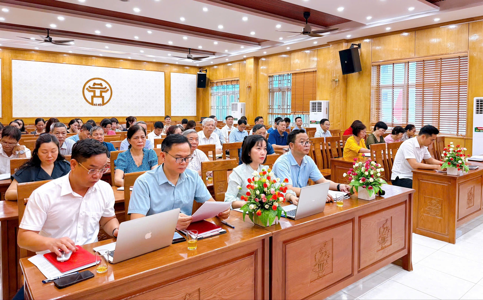 anh-1-quang-canh-hoi-nghi.jpg