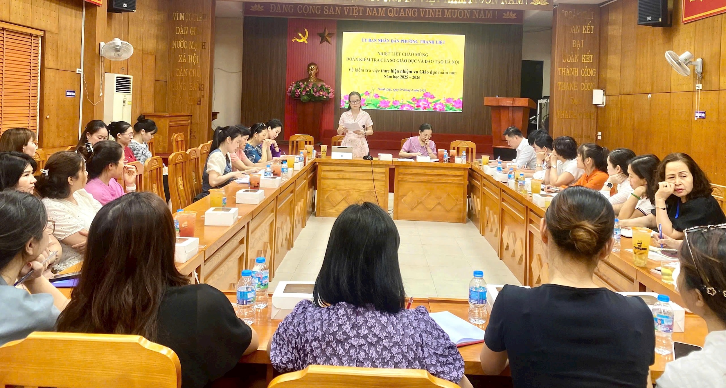 anh-quang-canh-buoi-lam-viec.jpg