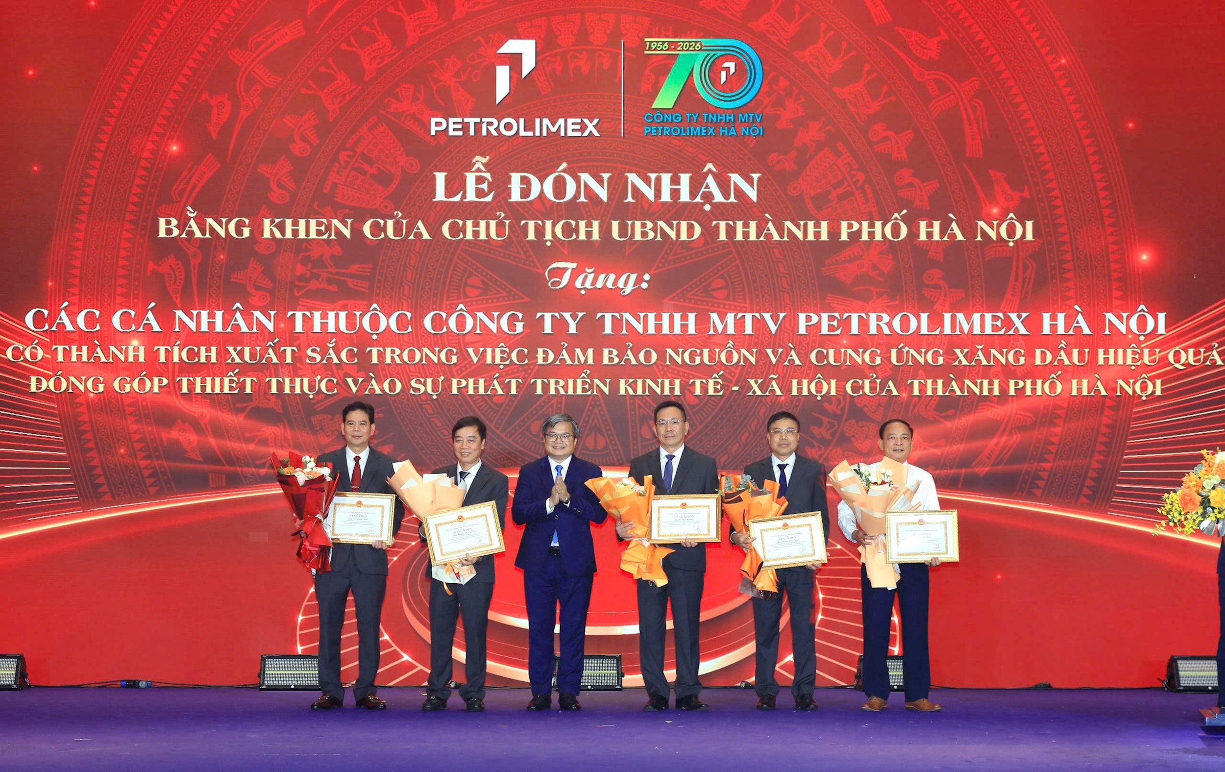 Phó Chủ tịch UBND thành phố Hà Nội Trương Việt Dũng trao
