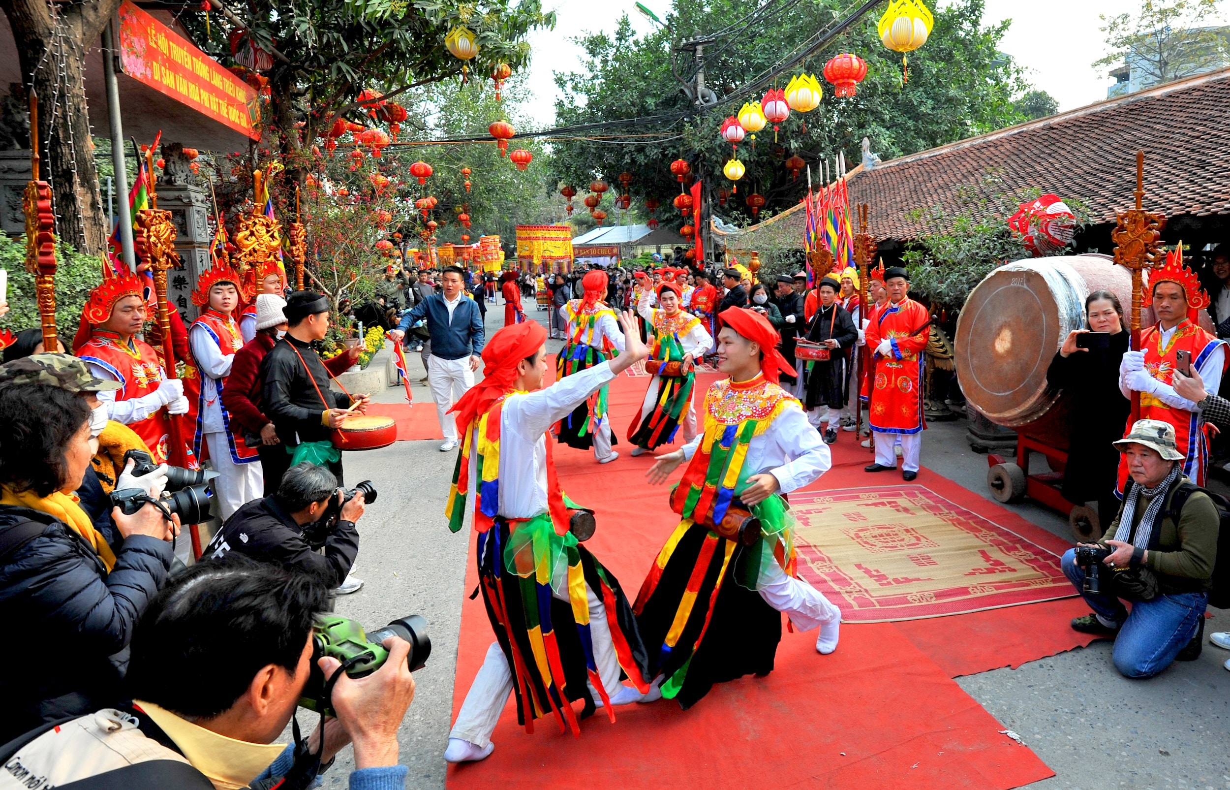tradizionale-festival-di-milioni-di-canti-musicali-con-la-danza-del-bambino-che-gioca-nella-palla-e-la-palla-nella-danza-del-bambino-che-gioca-nella-danza-della-palla-e-la-danza-di-Thanh-Hai-.jpg