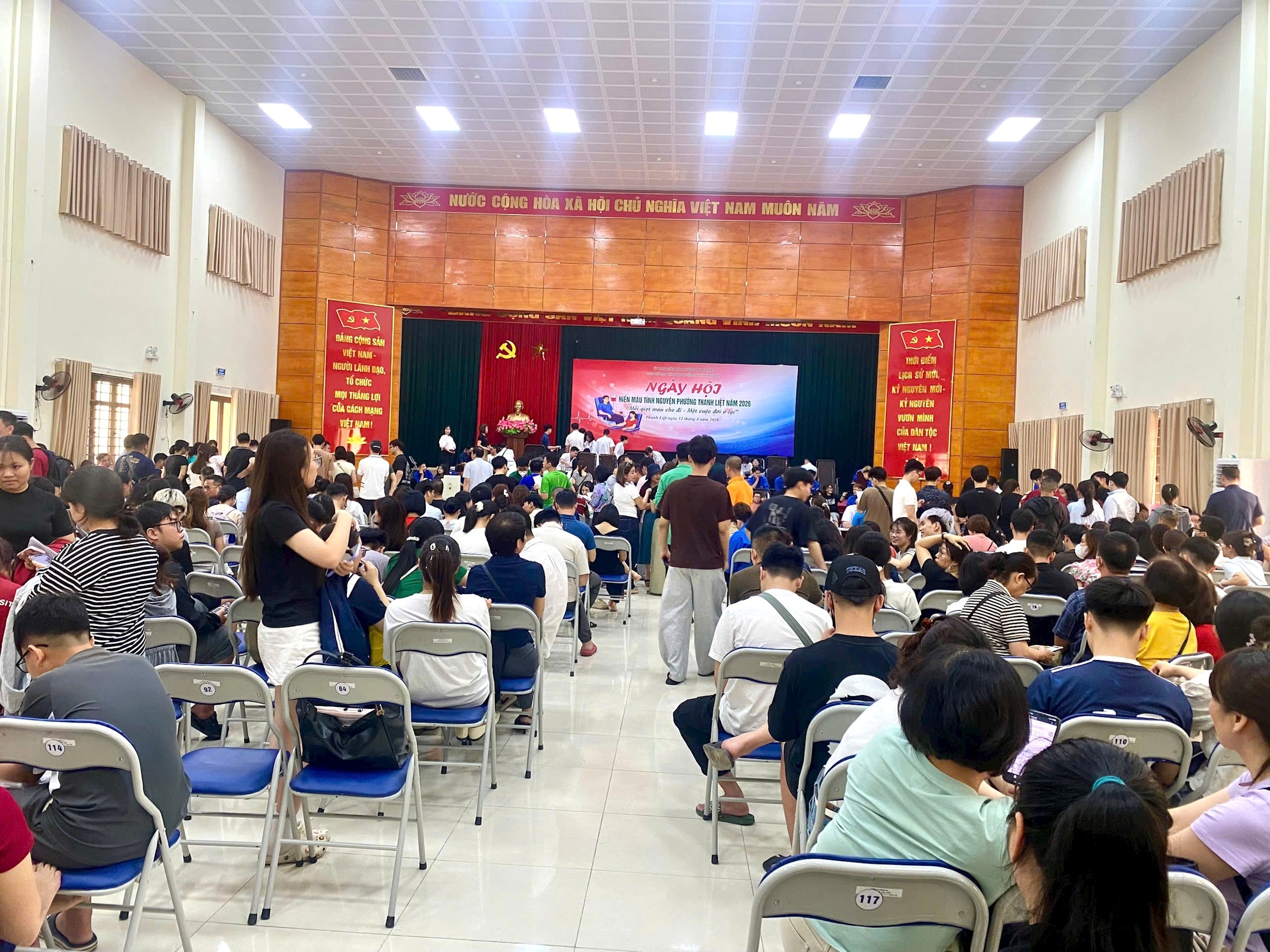 anh-7-nguoi-dan-ngoi-doi-den-luot-hien-mau-thanh-liet.jpg
