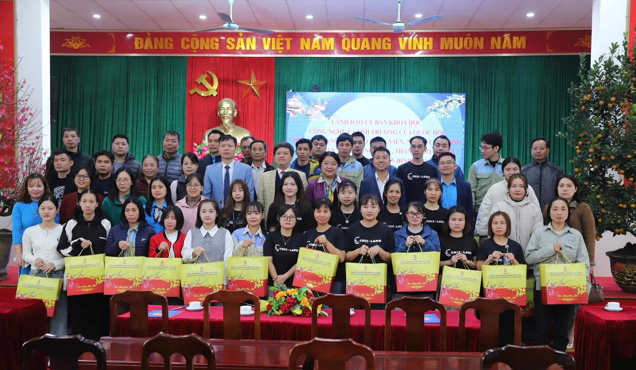Các hoạt động thăm, tặng quà công nhân, người lao động.