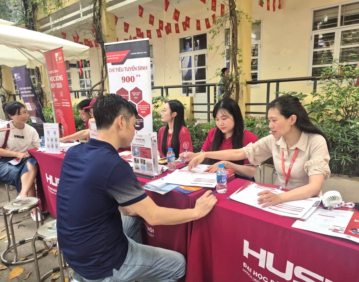 1204-thpt-yen-hoa-tu-van-ts5.jpg