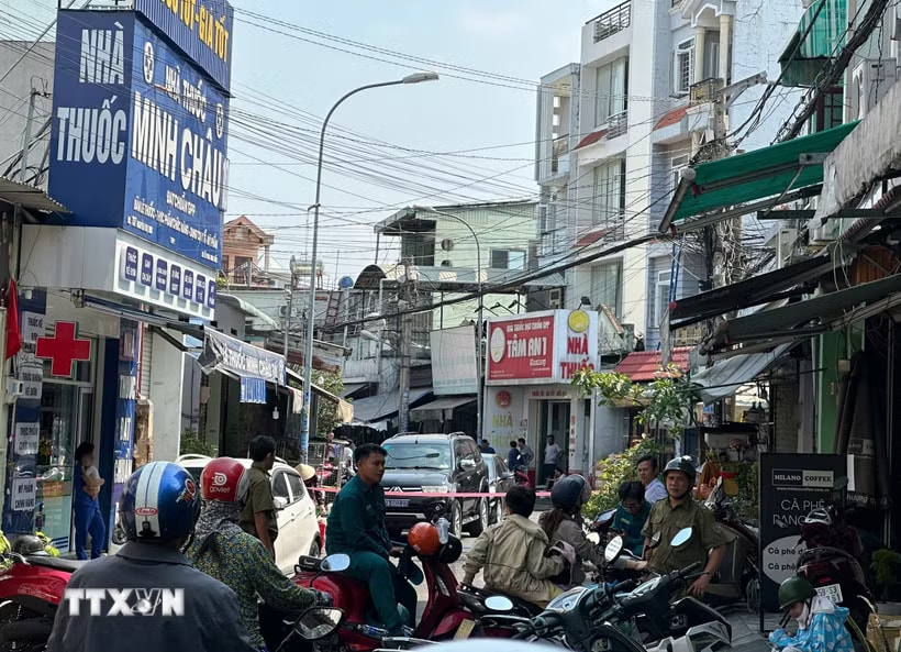 Hiện trường vụ cháy đang được phong tỏa thời điểm 9 giờ 30 phút sáng 12/4.( Ảnh: TTXVN phát)