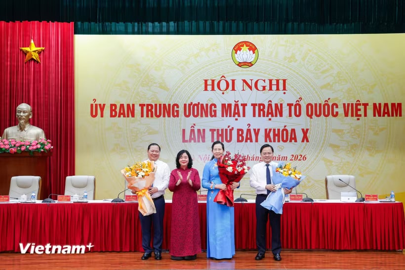  Bà Bùi Thị Minh Hoài, Ủy viên Bộ Chính trị, Bí thư Trung ương Đảng, Bí thư Đảng ủy Mặt trận Tổ quốc, các đoàn thể Trung ương, Chủ tịch Ủy ban Trung ương Mặt trận Tổ quốc Việt Nam tặng hoa chúc mừng 3 Phó Chủ tịch Ủy ban Trung ương Mặt trận Tổ quốc Việt Nam khóa X, nhiệm kỳ 2024-2029. (Ảnh: PV/Vietnam+)
