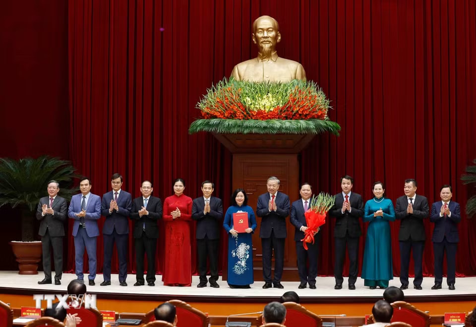 Tổng Bí thư, Chủ tịch nước Tô Lâm trao Quyết định chỉ định tham gia Ban Chấp hành, Ban Thường vụ, Bí thư, Phó Bí thư Đảng ủy Mặt trận Tổ quốc, các đoàn thể Trung ương nhiệm kỳ 2025-2030. (Ảnh: Thống Nhất/TTXVN)