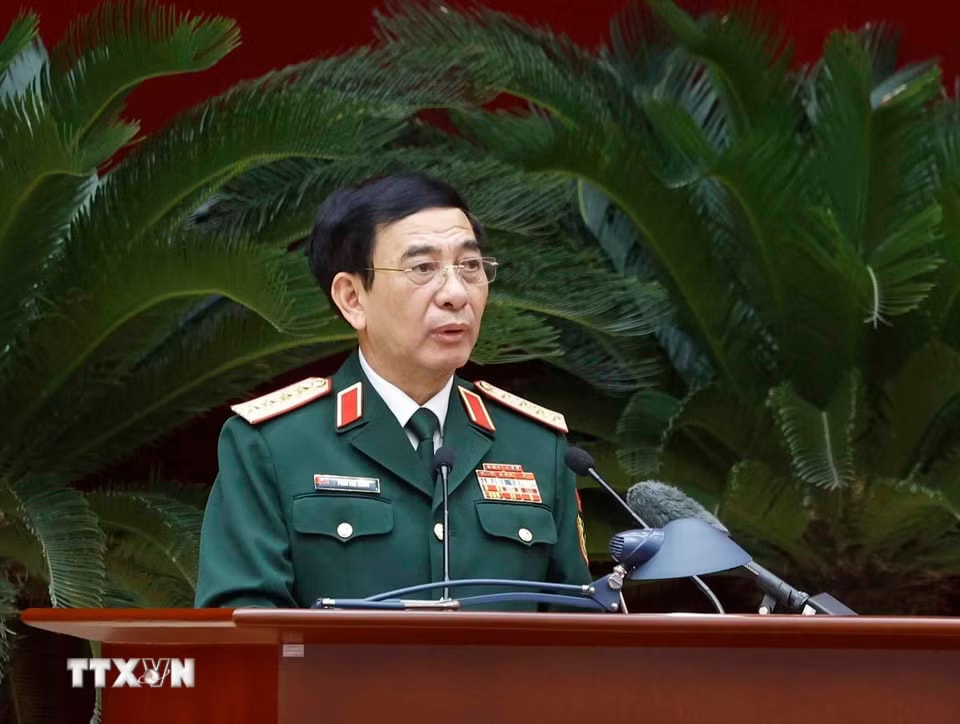 Đại tướng Phan Văn Giang, Ủy viên Bộ Chính trị, Phó Bí thư Quân ủy Trung ương, Phó Thủ tướng, Bộ trưởng Bộ Quốc phòng, đại diện các đơn vị phát biểu. (Ảnh: Thống Nhất/TTXVN)
