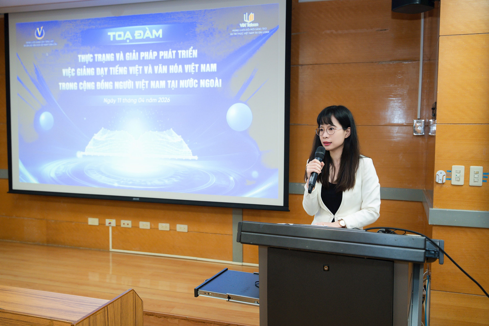 ba-ngo-phuong-thao-pho-chu-nhiem-van-phong-kinh-te-va-van-hoa-viet-nam-tai-dai-bac.jpg