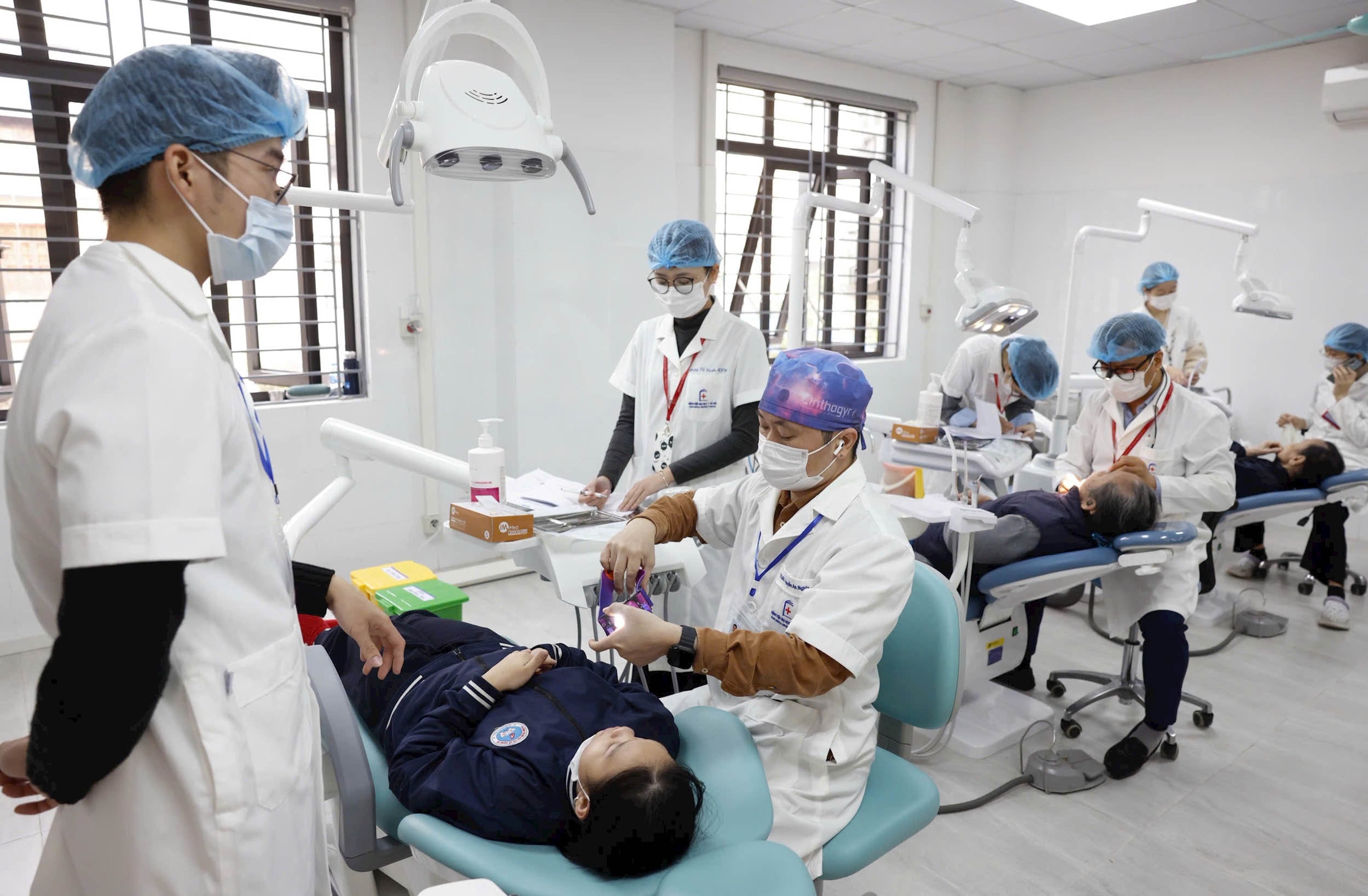 medico-dell'Ospedale-Universitario-di-Hanoi-Medical-University-Hospital-visita-persone-presso-l'infermeria-del-reparto-di-Vinh-Hung.-anh-nhu-y.jpg
