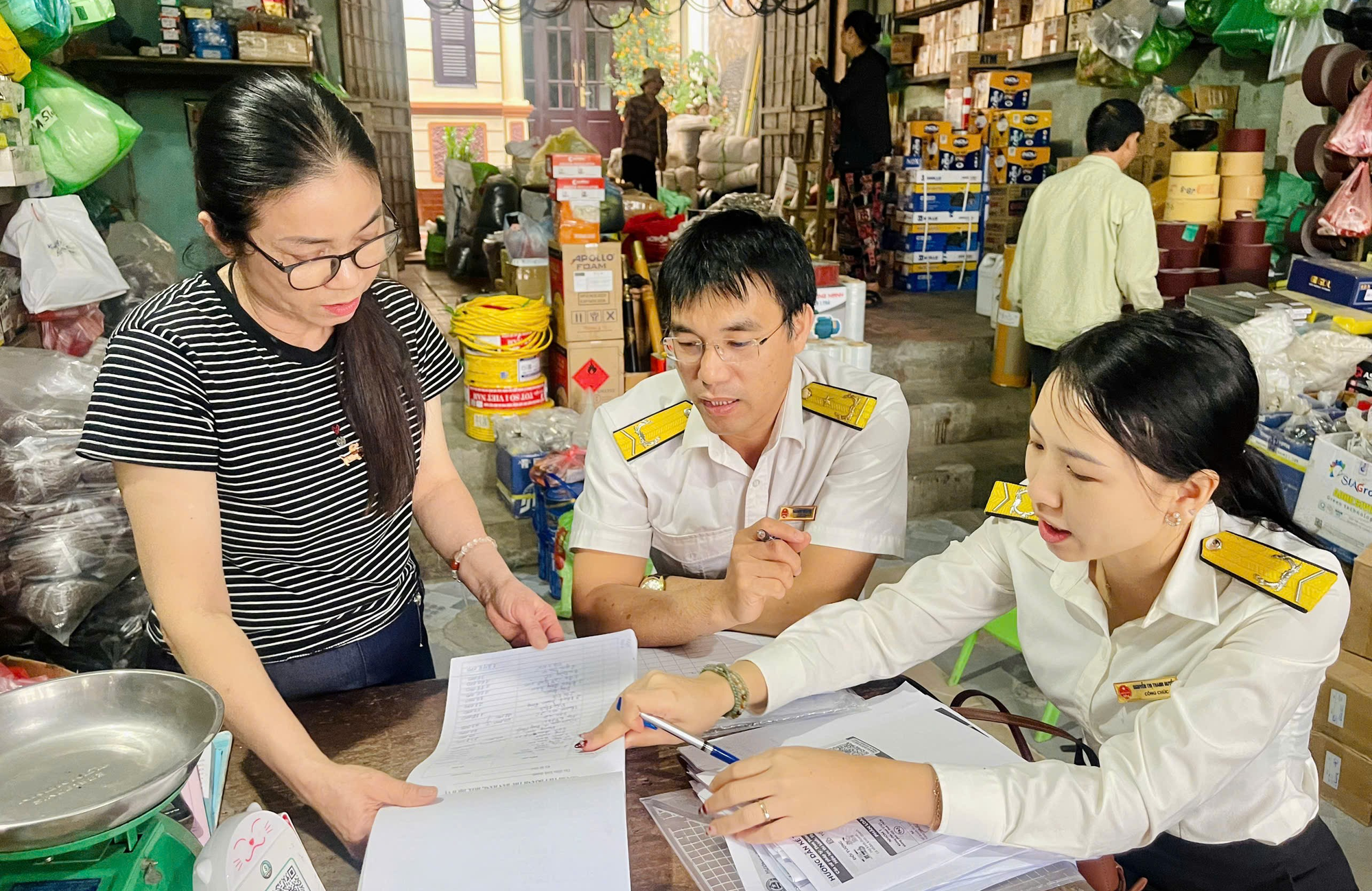 I funzionari fiscali della sede numero 24 di Hanoi forniscono consulenza alle imprese sull'applicazione delle normative fiscali. - Sig. Nga Nguyen.png