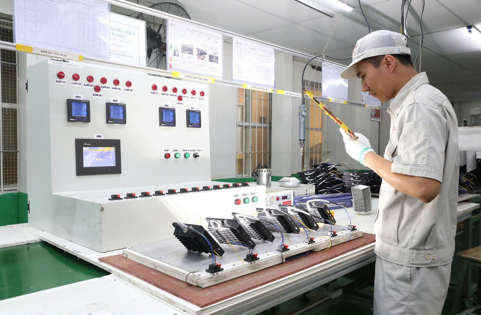Controllo delle specifiche dell'illuminazione esterna presso la Rang Dong Thermos Flask and Light Bulb Joint Stock Company. - anh-quynh-trang.jpg