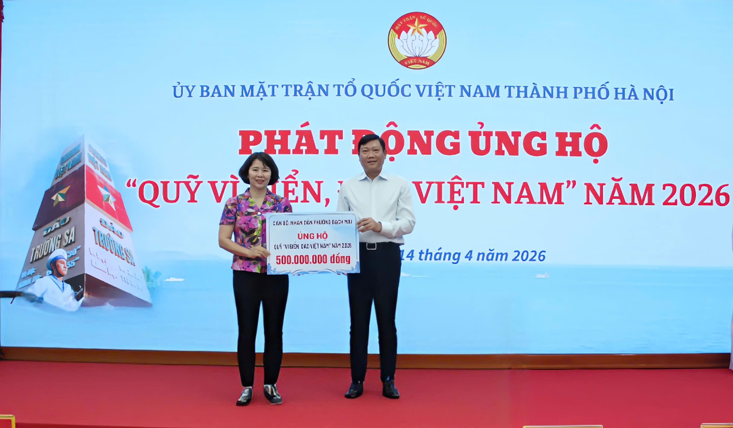 Chủ nhiệm Uỷ ban Kiểm tra Thành uỷ Đỗ Anh Tuấn tiếp nhận ủng hộ Quỹ “Vì biển, đảo Việt Nam” năm 2026. Ảnh: PV