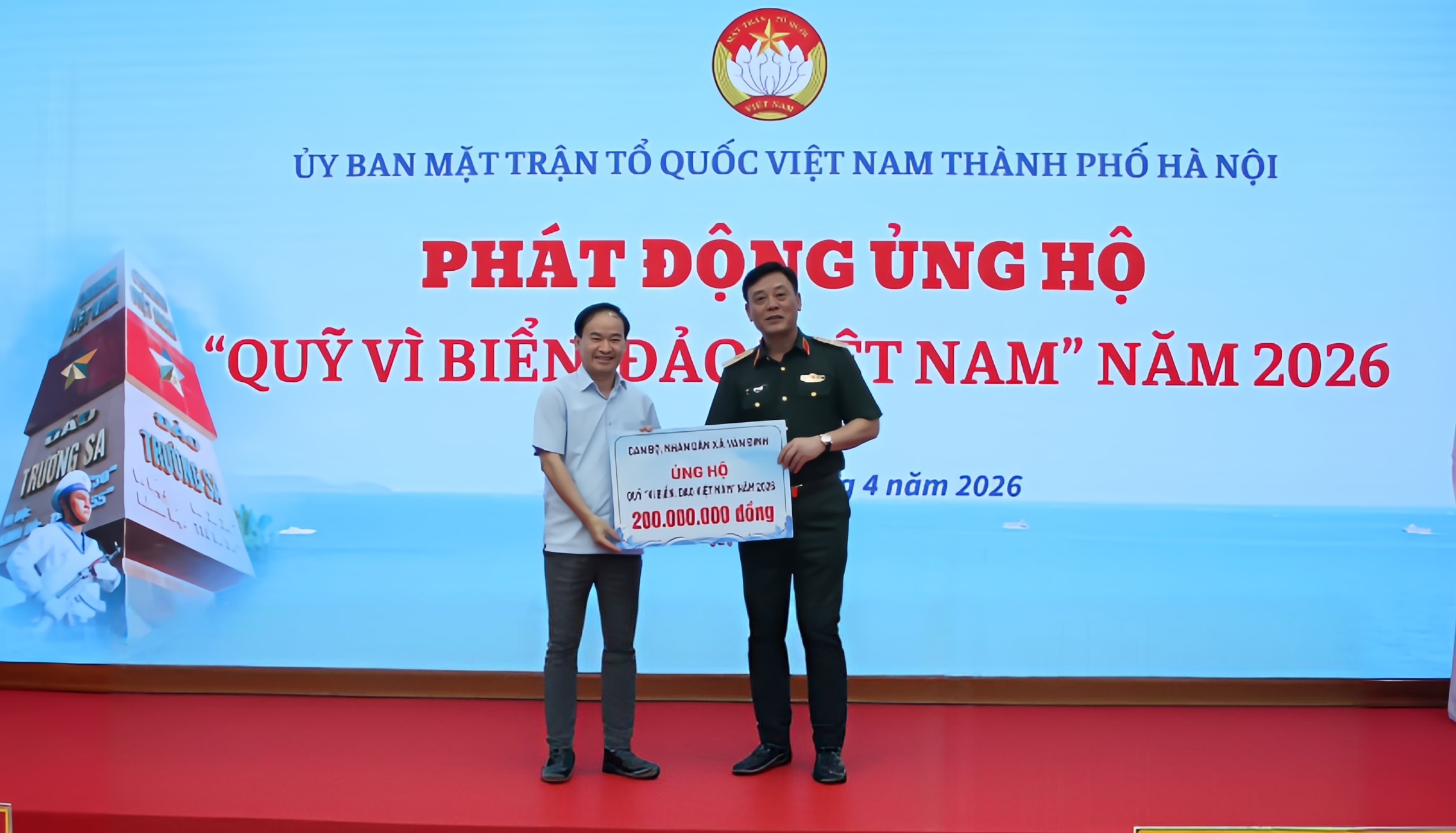 Thiếu tướng Đào Văn Nhận, Tư lệnh Bộ Tư lệnh Thủ đô Hà Nội tiếp nhận ủng hộ Quỹ “Vì biển, đảo Việt Nam” năm 2026. Ảnh: PV