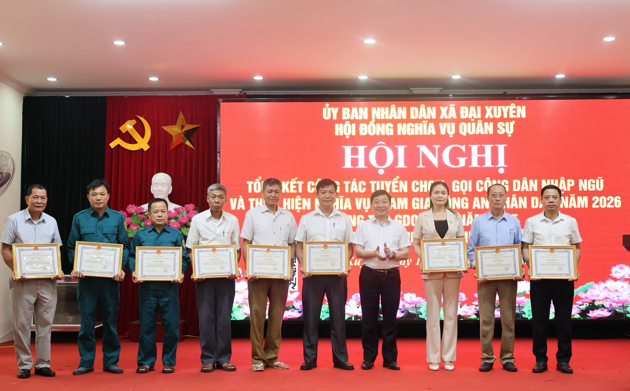 Phó Bí thư Thường trực Đảng uỷ xã Đại Xuyên Vũ Quốc Anh khen thưởng các tập thể, cá n