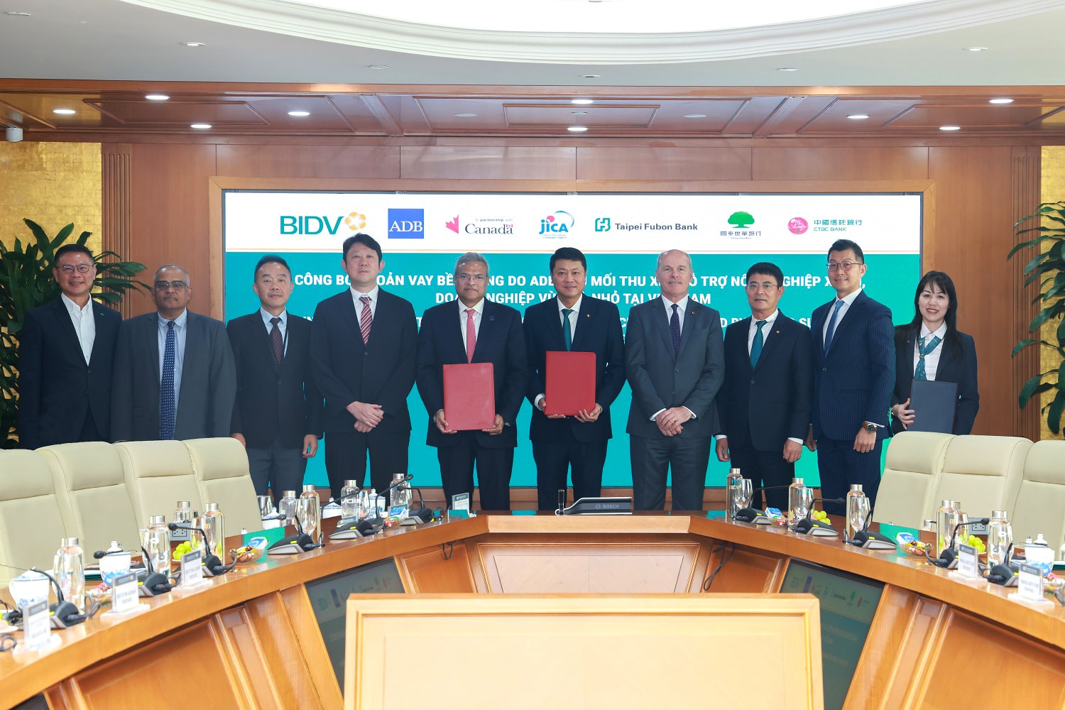 dai-dien-lanh-dao-bidv-adb.jpg