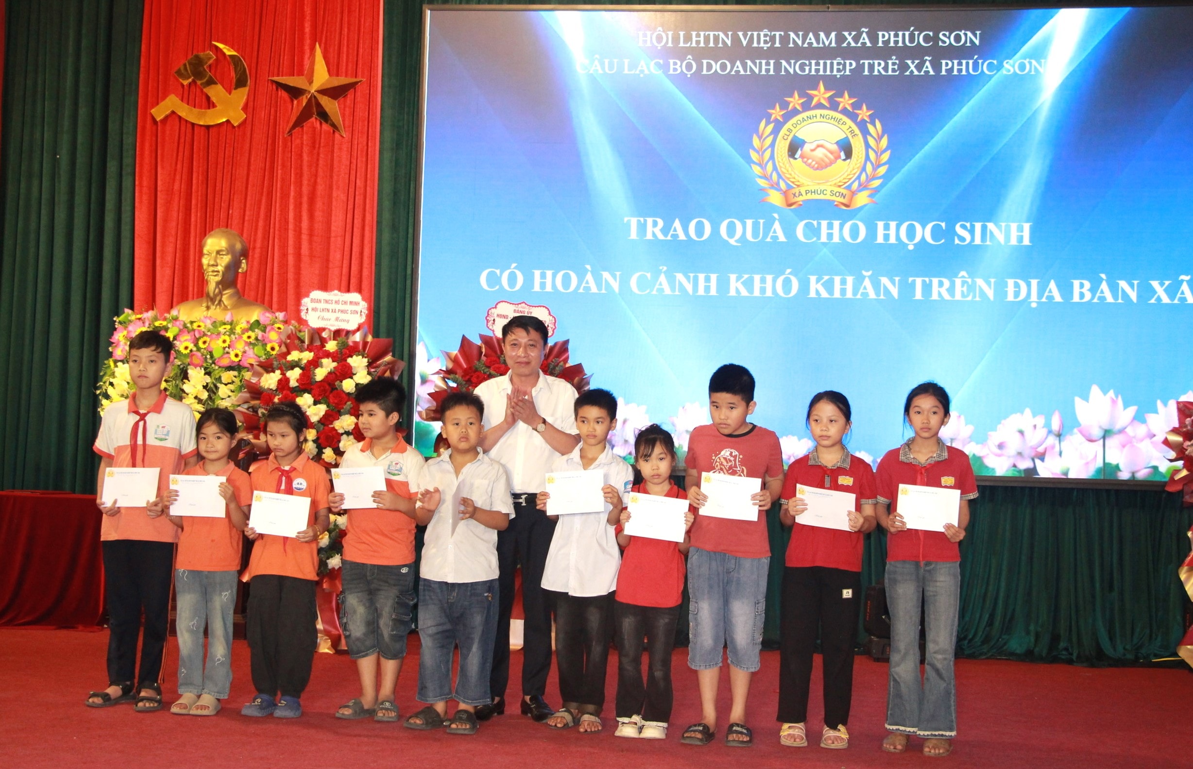 phuc-son-tang-qua.jpg