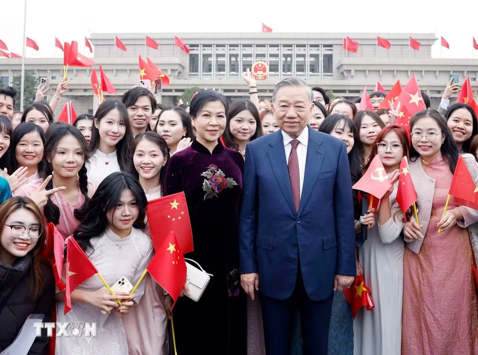 Lễ đón Tổng Bí thư, Chủ tịch nước Tô Lâm cùng Phu nhân tại sân bay quốc tế Thủ đô Bắc Kinh. (Ảnh: Thống Nhất/TTXVN)