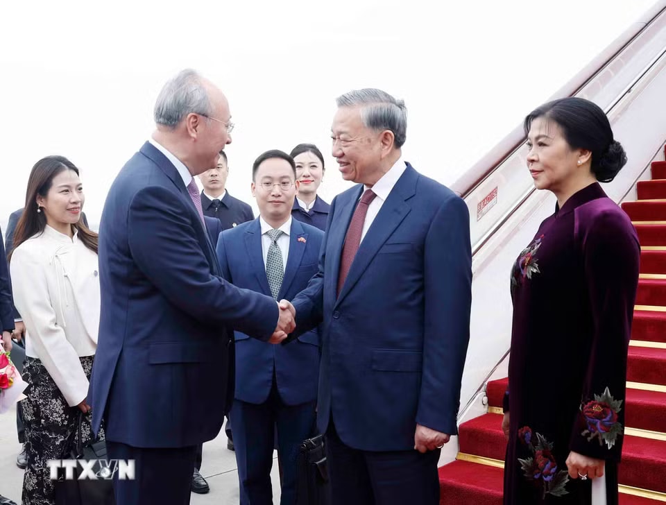 Lễ đón Tổng Bí thư, Chủ tịch nước Tô Lâm cùng Phu nhân tại sân bay quốc tế Thủ đô Bắc Kinh. (Ảnh: Thống Nhất/TTXVN)