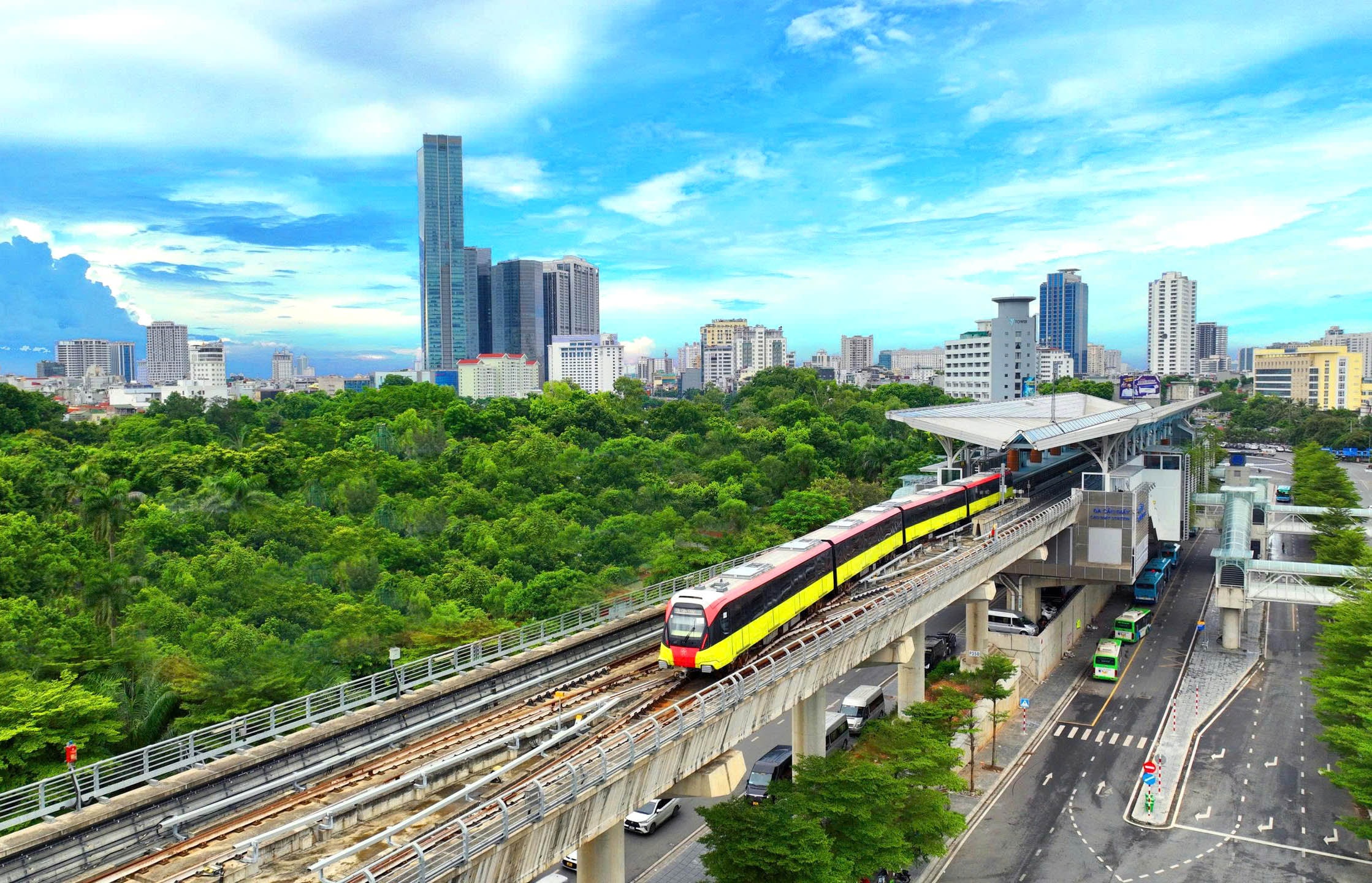 I modelli di trasporto pubblico rivestono un ruolo particolarmente importante nello sviluppo di aree urbane a più livelli. - nell'immagine della linea ferroviaria urbana 3.1, tratto Nhon Cau Giay. - immagine di Pham Hung.jpg