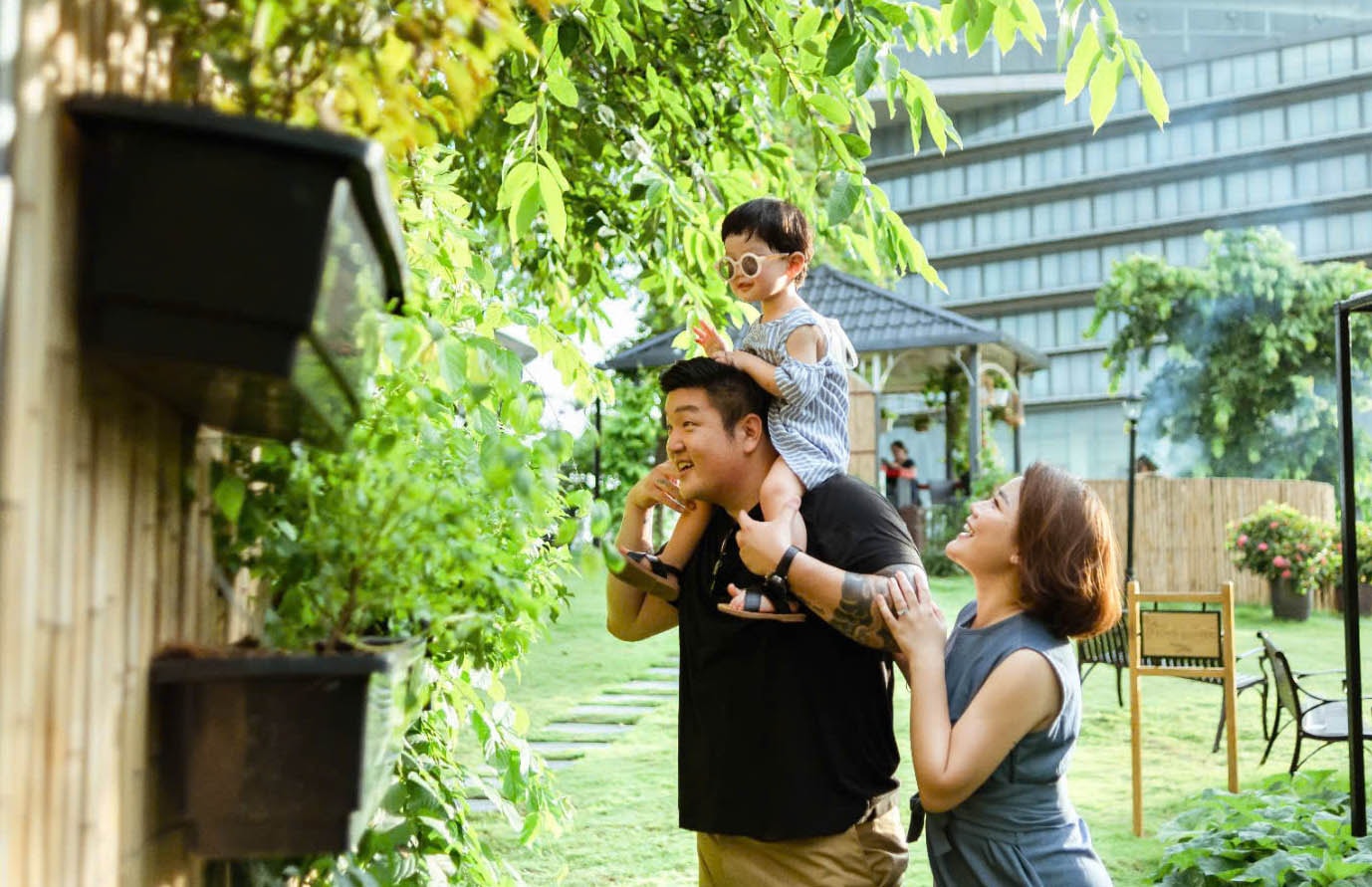 Turisti che si divertono nei giardini del JW Marriott Hotel Hanoi. - anh-minh-quan.jpg
