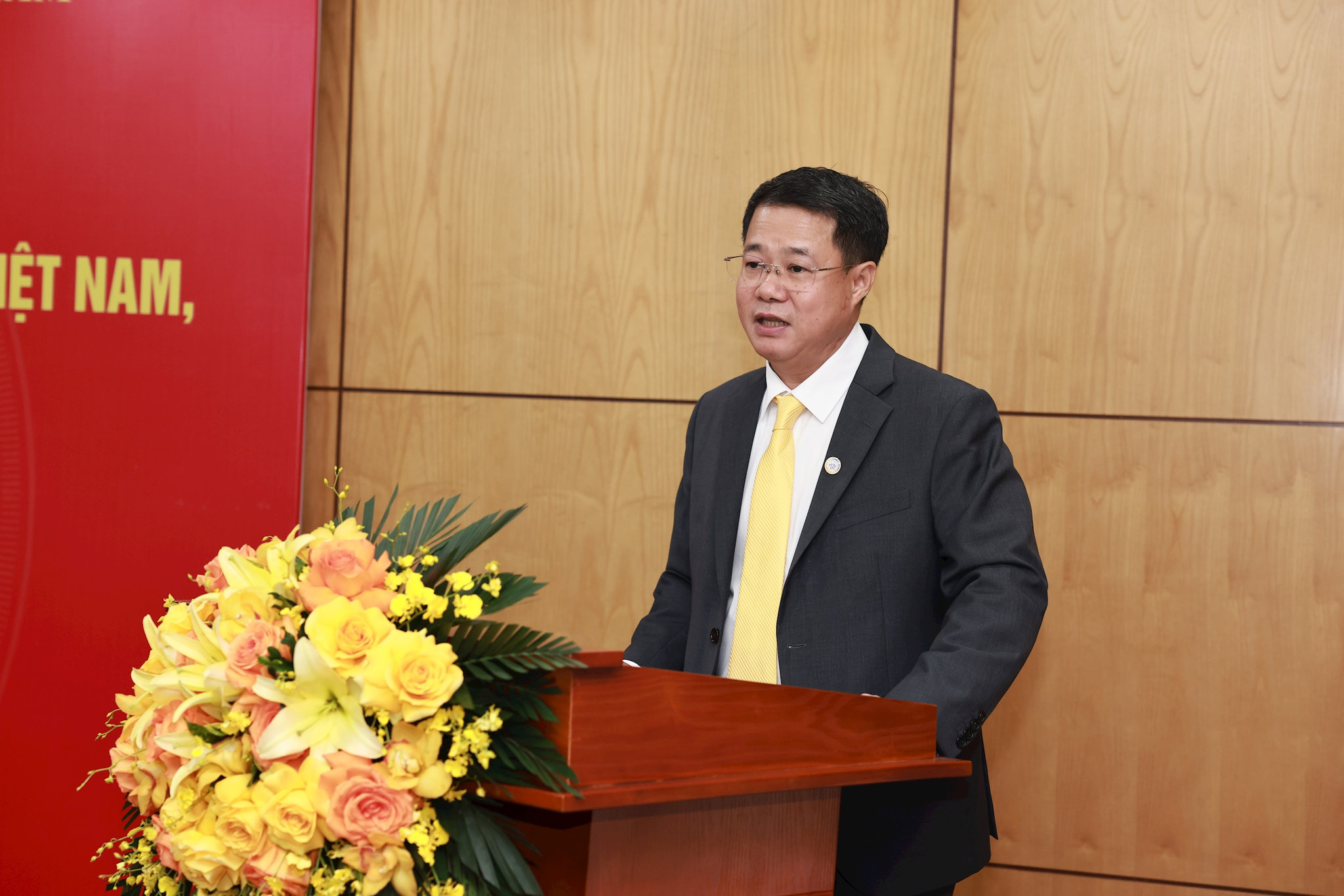 ong-nguyen-truong-giang-chu-tich-hdtv-tct-buu-dien-viet-nam.jpg