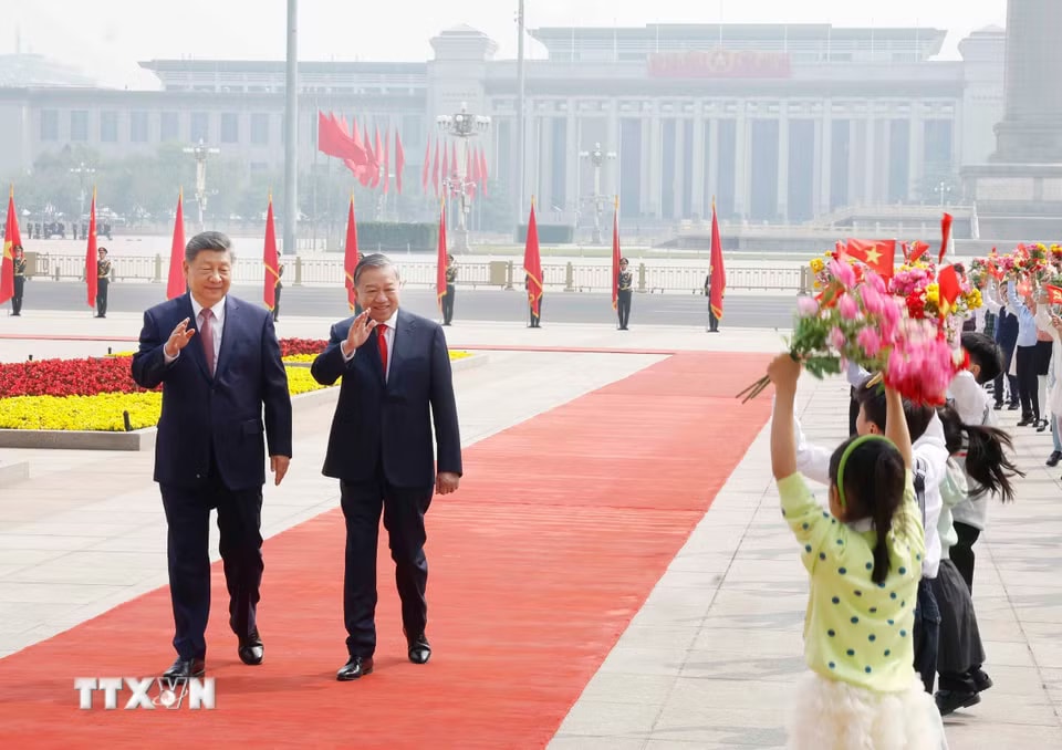 Tổng Bí thư, Chủ tịch nước Tô Lâm và Tổng Bí thư, Chủ tịch nước Trung Quốc Tập Cận Bình với thiếu nhi Trung Quốc tại Lễ đón. (Ảnh: Thống Nhất/TTXVN)