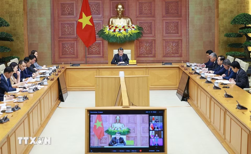 Thủ tướng Lê Minh Hưng dự và phát biểu tại Hội nghị Thượng đỉnh trực tuyến Cộng đồng phát thải ròng bằng 0 châu Á (AZEC) mở rộng. (Ảnh: Dương Giang/TTXVN)