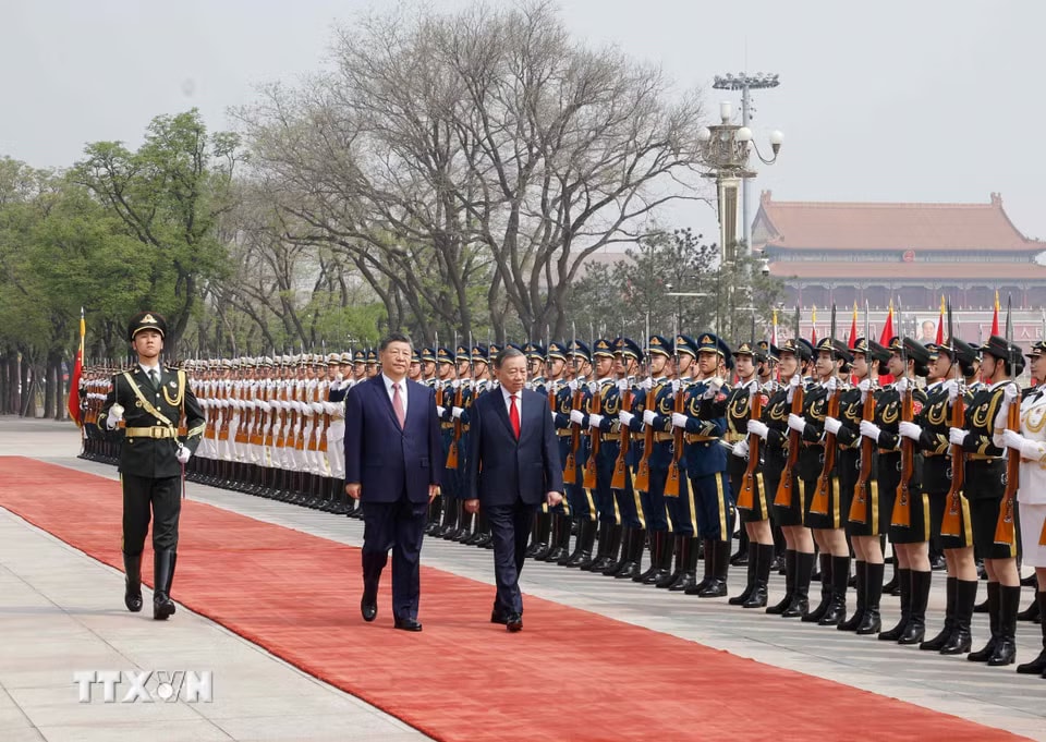 Tổng Bí thư, Chủ tịch nước Tô Lâm và Tổng Bí thư, Chủ tịch nước Trung Quốc Tập Cận Bình duyệt Đội danh dự Quân giải phóng Nhân dân Trung Quốc. (Ảnh: Thống Nhất/TTXVN)