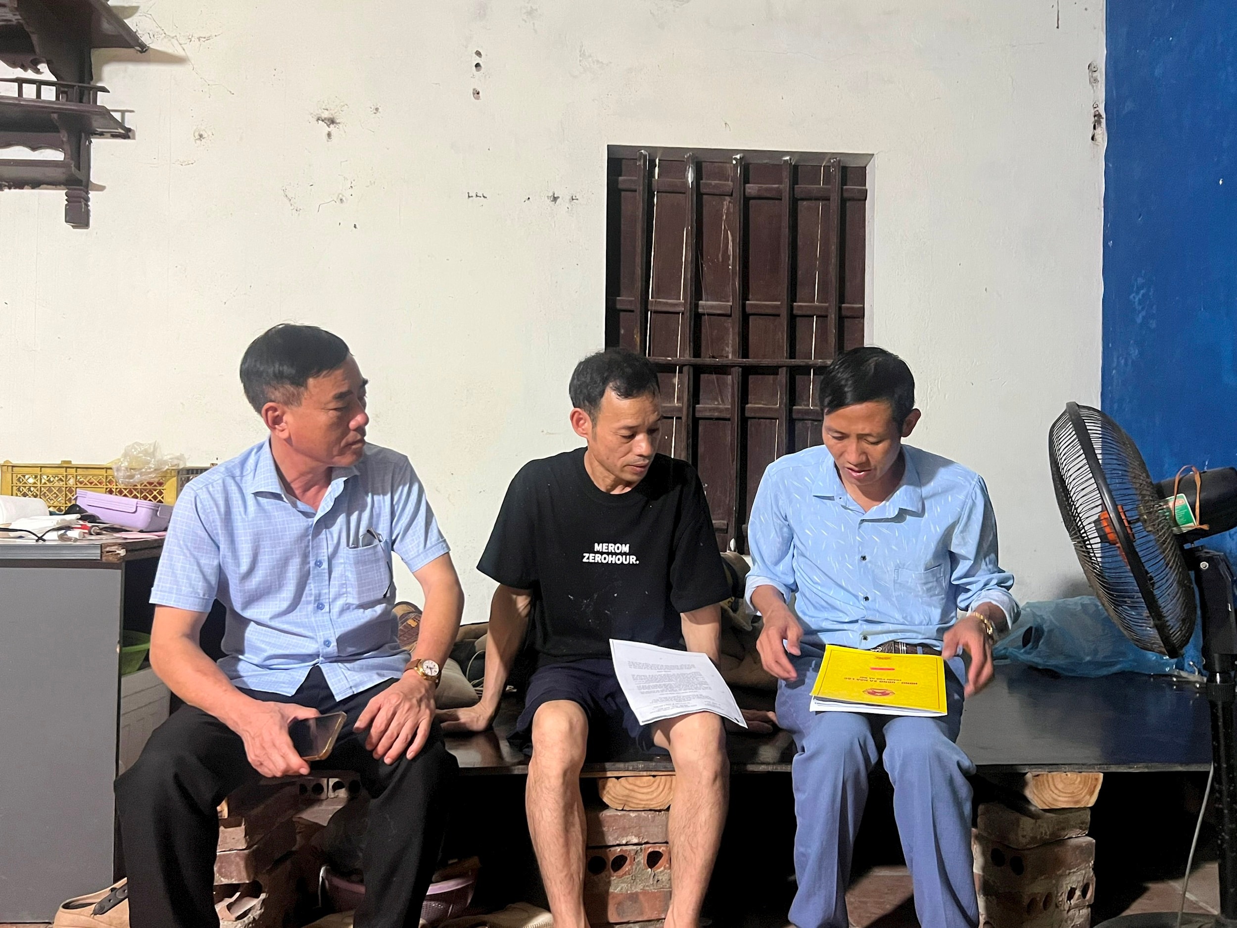 Các thành viên tổ công tác liên ngành thực hiện nhiệm vụ bồi thường, hỗ trợ và giải phóng mặt bằng phần diện tích còn lại của dự án vận động 1 hộ dân thôn 2, xã Hòa Lạc đồng thuận kiểm đếm. Ảnh: TH