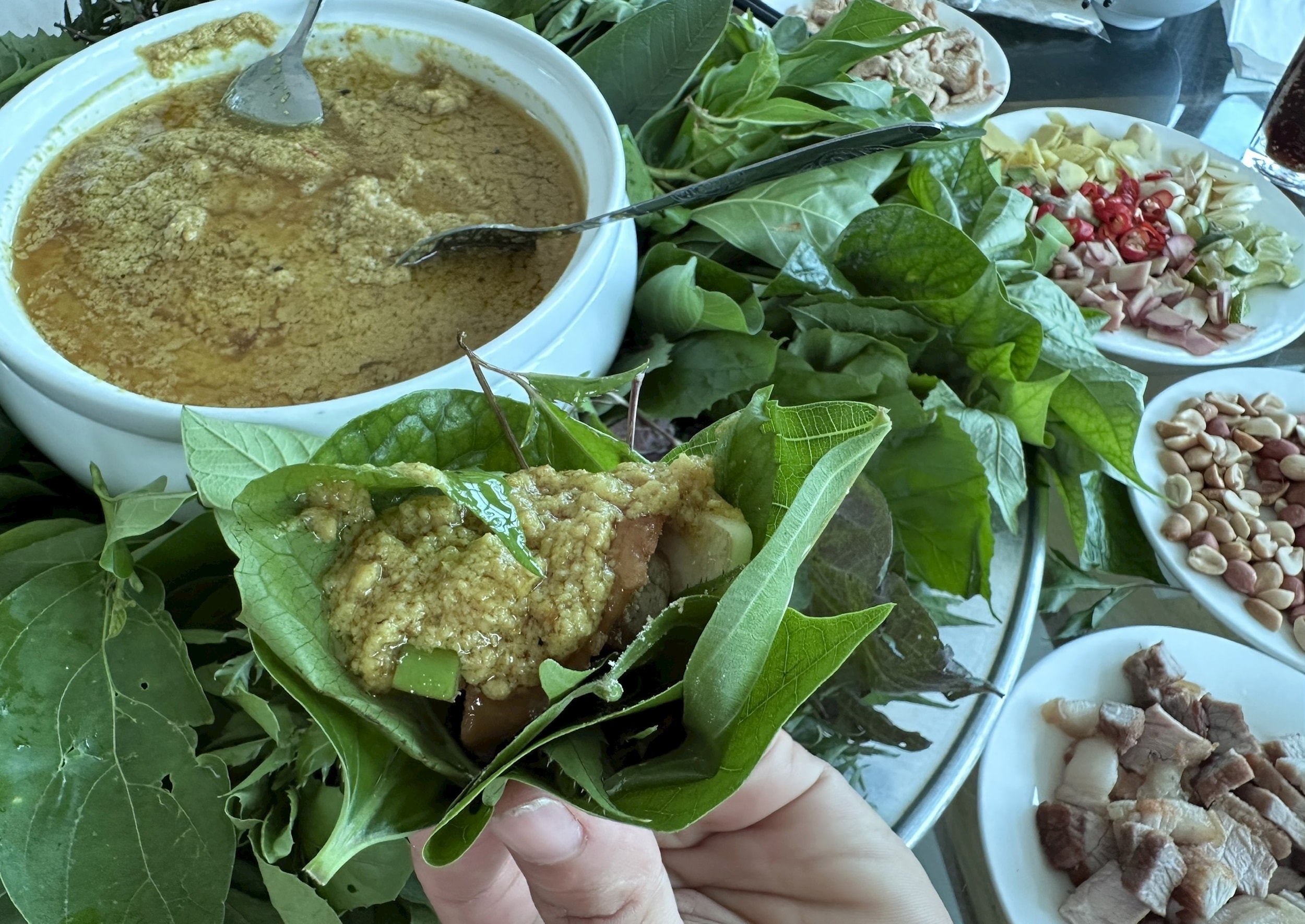 Một “miếng gỏi đúng điệu” được cuốn theo hình phễu, đủ cá, bổi và các loại lá. Ảnh: Nguyễn