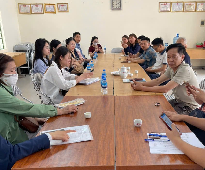 Các chủ hộ kinh doanh, người dân được hướng dẫn về công tác thuế. Ảnh: PKT