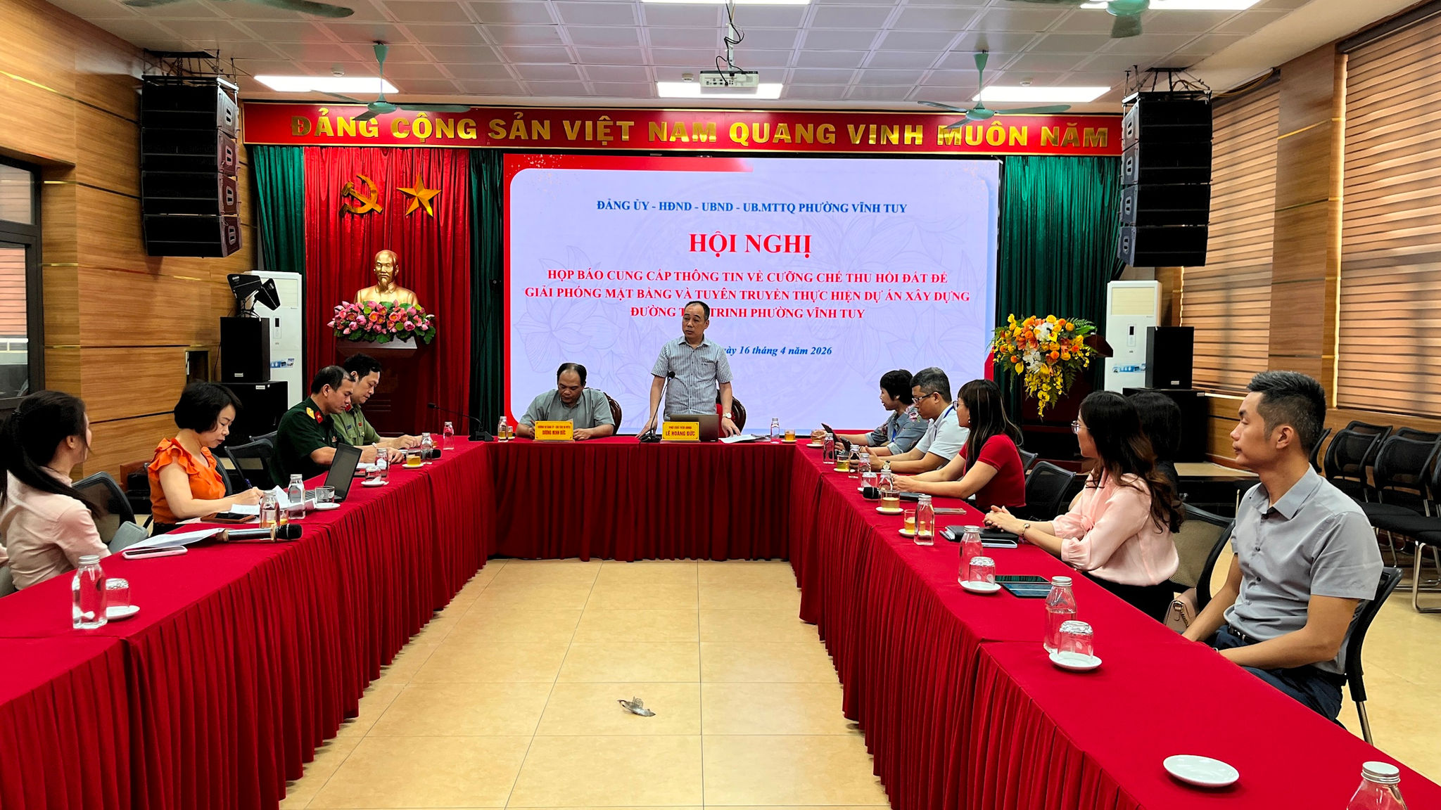 Phó chủ tịch UBND phường Vĩnh Tuy Lê Hoàng Đức phát biểu tại hội nghị. Ảnh: Việt Thắng