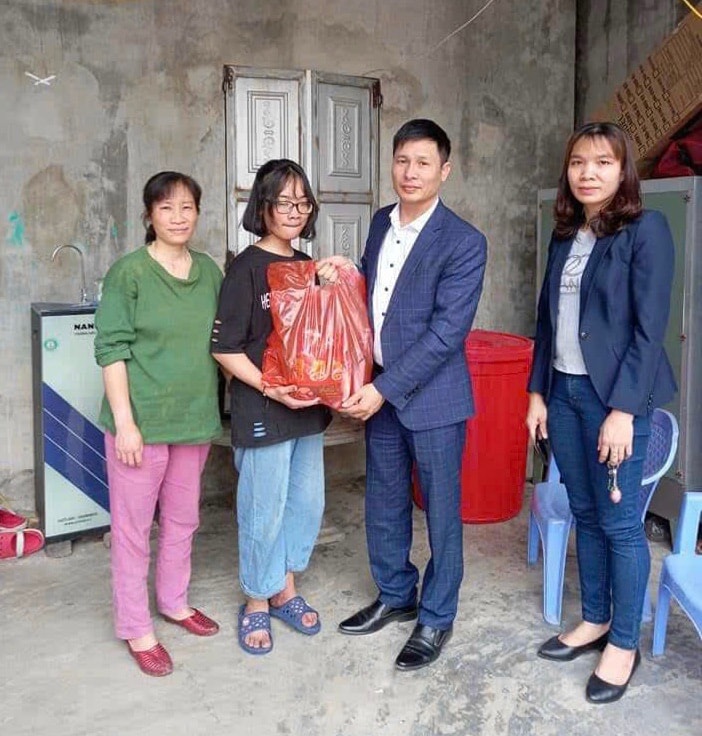 Tặng quà cho gia đình học sinh của trường có hoàn cảnh khó khăn dịp Tết nguyên đán. Ảnh: VB
