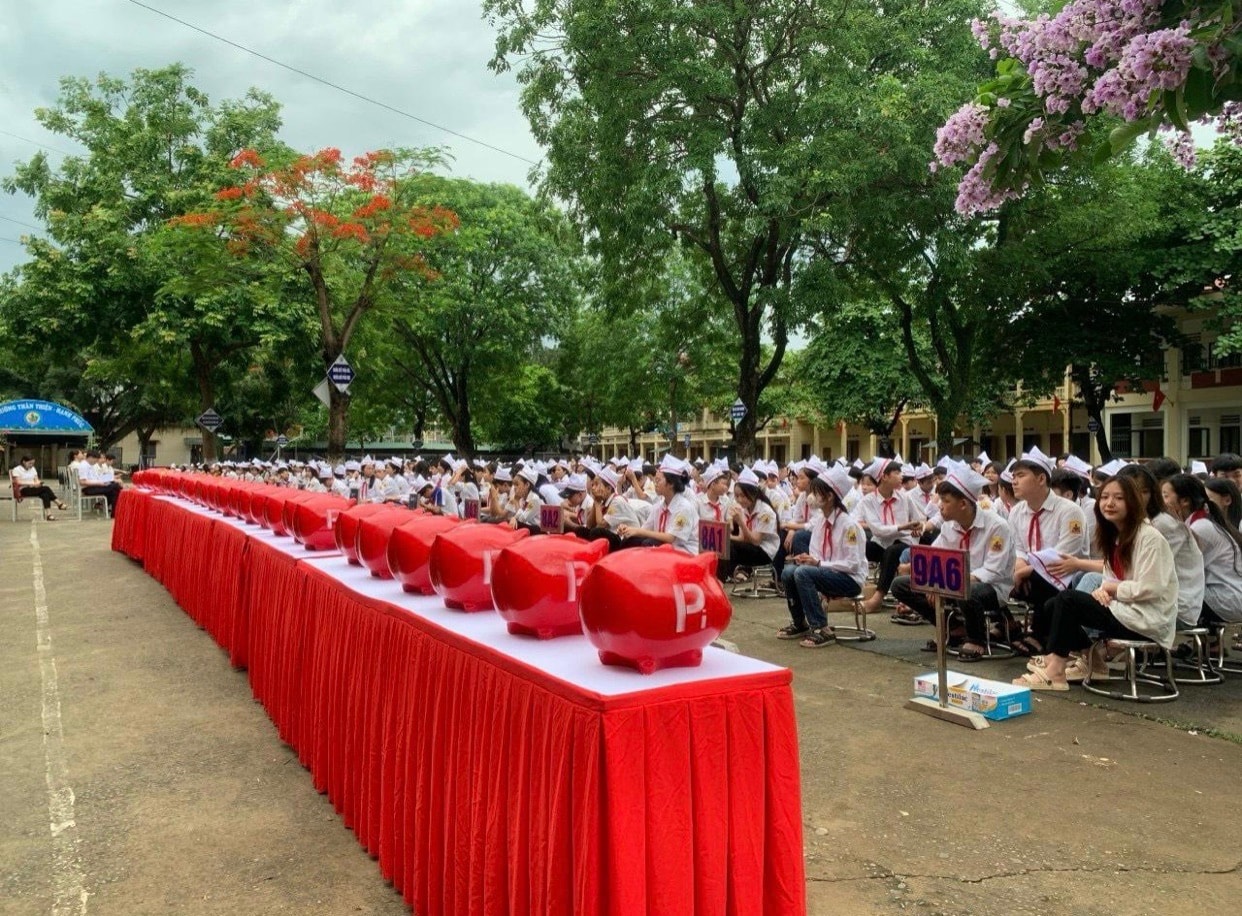 Mô hình “nuôi lợn đất” của học sinh trường THCS Hợp Thanh. Ảnh: VB